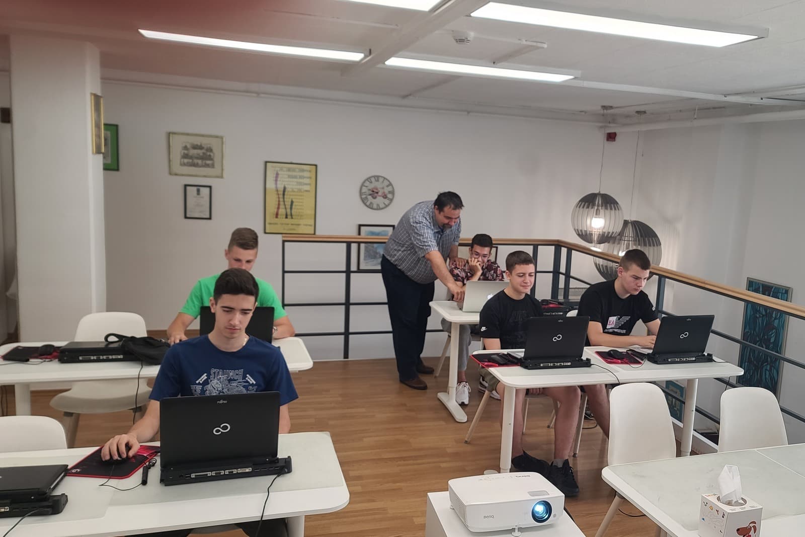 Deca rade na laptopovima uz instruktora
