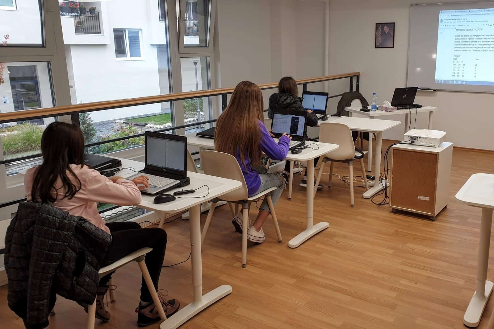 Učenici rešavaju zadatke na laptopovima