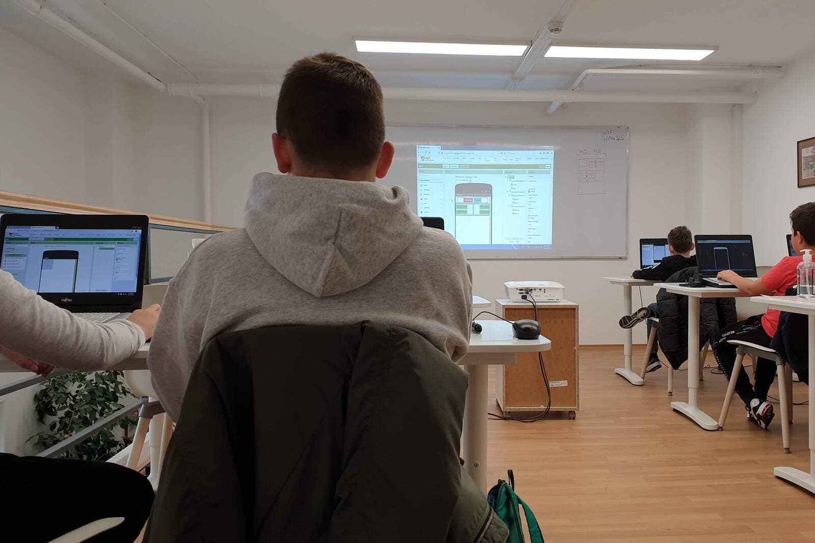 Subotnja prepodnevna grupa tokom izrade projekta